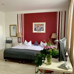Zimmer mit Kingsize-Bett